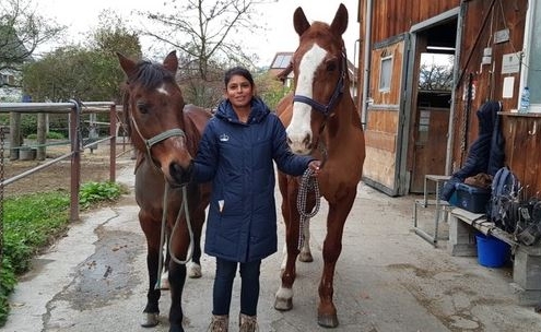 Priya Ender mit Pferden im Haus Koblach